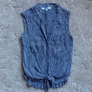 Ladies stretchy shear sleeveless top with cute tie detail in the front. Size M.